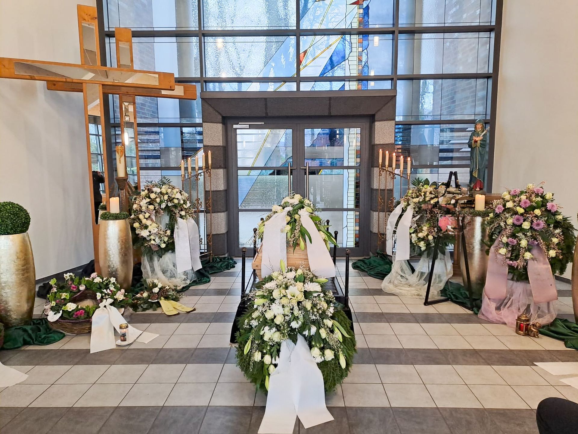 Blumenschmuck zur Trauerfeier